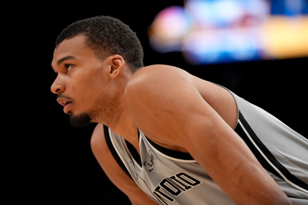 黄金配资门户网 差1场获评奖资格！名记：文班有望明日打独行侠复出 球员希望上场